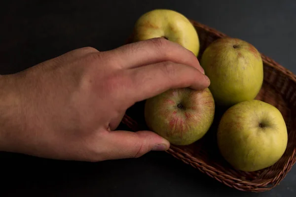 Eine Nahaufnahme Männlicher Hand Pflückender Grüner Äpfel Einem Geflochtenen Korb — Stockfoto