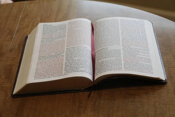 Libro Abierto Con Marcador Una Mesa Madera —  Fotos de Stock