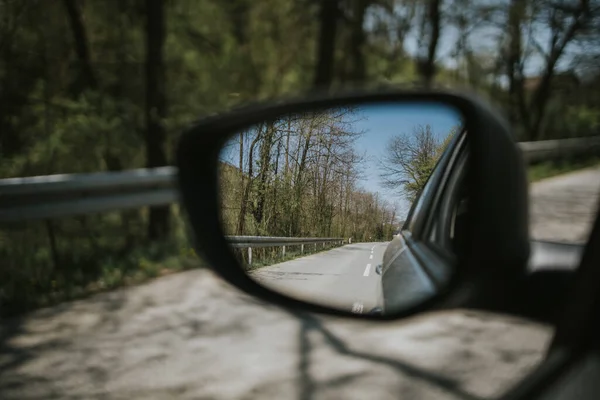 Nahaufnahme Eines Auto Seitenspiegels Auf Verschwommenem Hintergrund — Stockfoto