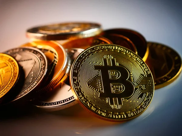 Diğer Kripto Para Birimlerine Dayanan Altın Bitcoin Yakın Plan — Stok fotoğraf