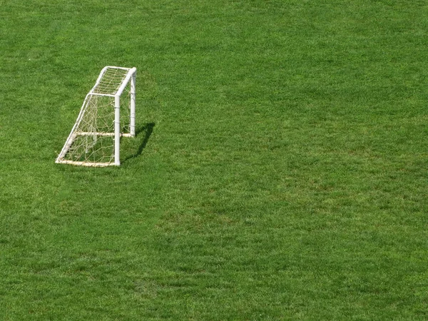 Ein Fußballplatz Freien Mit Einem Kleinen Tor Auf Dem Grünen — Stockfoto