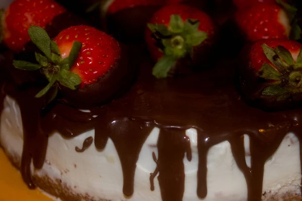 Gâteau Fromage Aux Fraises Fraîches Glacées Chocolat Noir — Photo