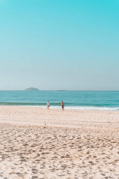 Casal Caminhando Longo Costa Uma Praia Ensolarada Com Céu Sem — Fotografia de Stock