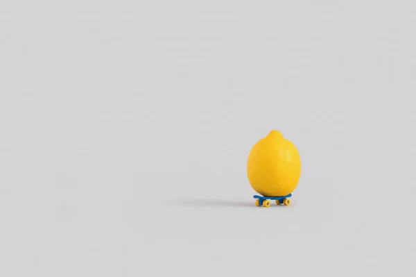 Citron Sur Skateboard Miniature Isolé Sur Fond Blanc — Photo