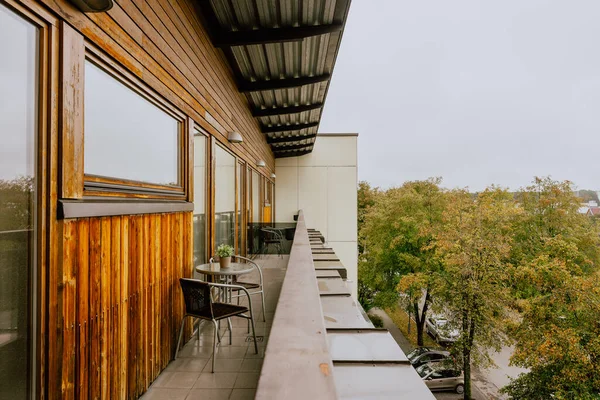 Schöner Blick Auf Einen Lange Leeren Hotelbalkon Mit Kleinen Tischen — Stockfoto