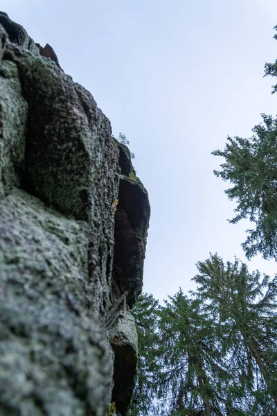 青い空に対する岩の風景のローアングルショット — ストック写真