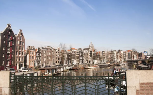 美丽的城市阿姆斯特丹在白天的一座桥上 — 图库照片