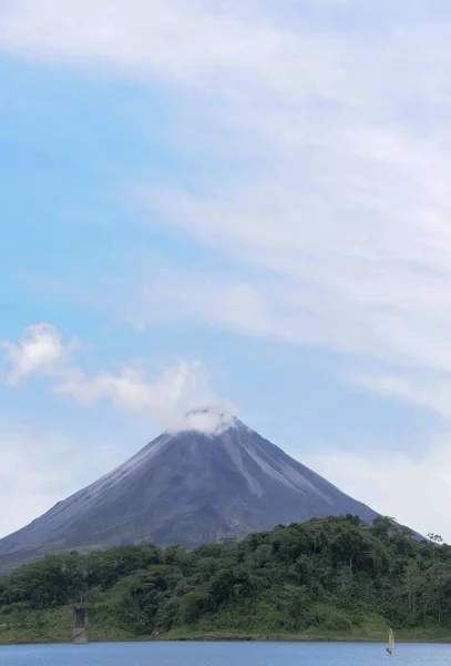 Вертикальний Знімок Вулкана Аренал Озеро Лісами Березі — стокове фото