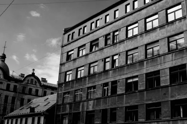 Eine Graustufenaufnahme Eines Steingebäudes Unter Einem Bewölkten Himmel — Stockfoto