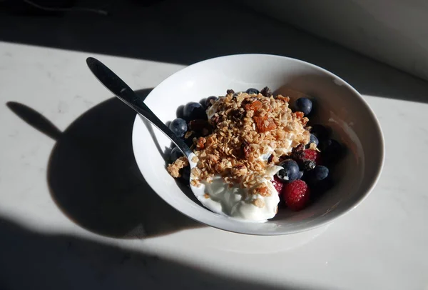 Una Cuchara Tazón Muesli Con Yogur Bayas Para Desayuno —  Fotos de Stock