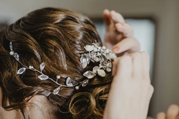 Una Sposa Fissa Bellissimo Parrucchino Con Cristallo Goccia Fiori Sulla — Foto Stock