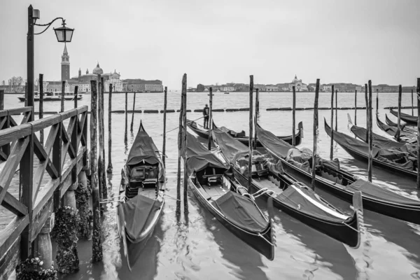 Disparo Escala Grises Góndolas Puerto Venecia Italia — Foto de Stock