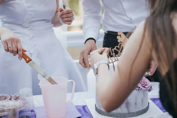 Menyasszony Vőlegény Felvágja Stílusos Esküvői Tortát — Stock Fotó