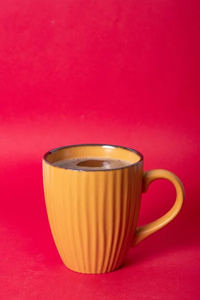 再背景に隔離されたホットコーヒーのカップの垂直ショット — ストック写真