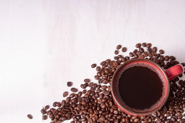 Egy Csésze Forró Kávé Kávébab Asztalon — Stock Fotó