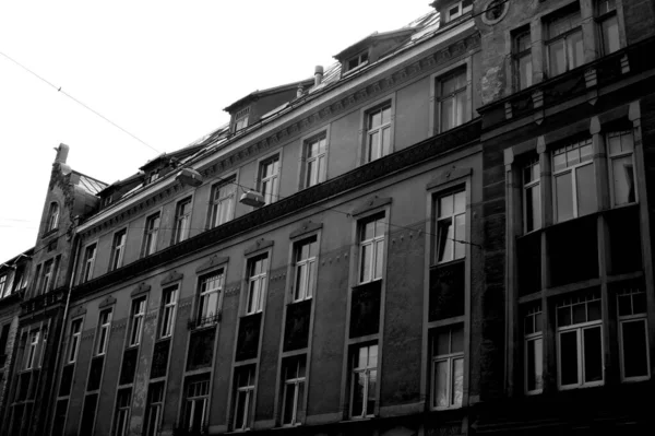 Plano Escala Grises Edificio Piedra Bajo Cielo Nublado — Foto de Stock