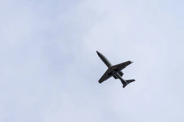 Ein Tiefflug Von Einem Flugzeug Das Den Düsteren Himmel Fliegt — Stockfoto