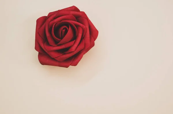 Eine Künstliche Rote Rose Isoliert Auf Hellem Hintergrund — Stockfoto