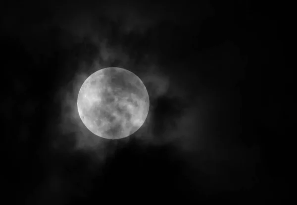 夜空の満月の美しい景色 — ストック写真