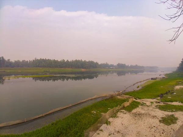 Klidné Jezero Odrážející Stromy Pod Purpurovým Západem Slunce — Stock fotografie