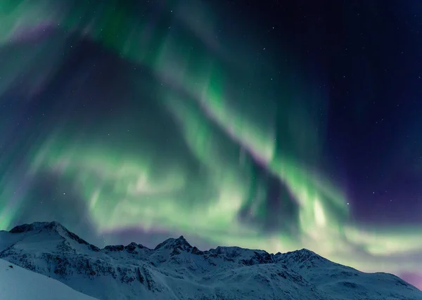 Una Bella Vista Una Notte Rocce Invernali Sullo Sfondo Aurora — Foto Stock