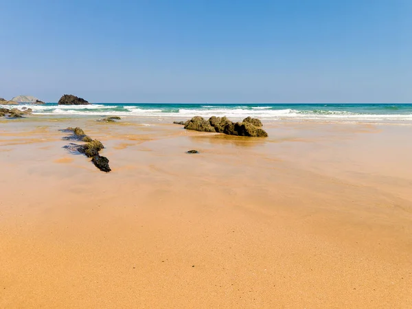Μια Γαλήνια Θέα Μια Παραλία Άμμο Μια Ηλιόλουστη Μέρα — Φωτογραφία Αρχείου
