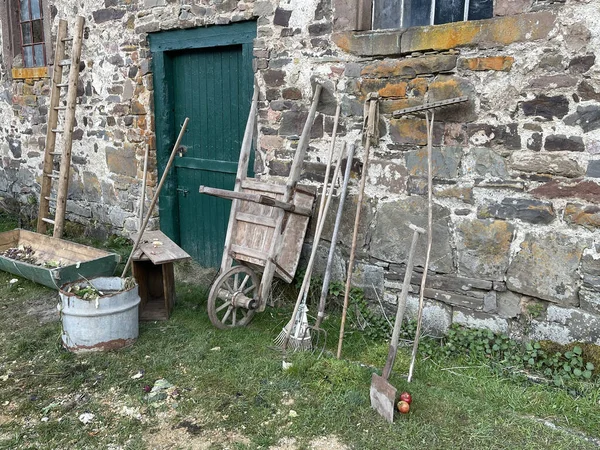 Primer Plano Herramientas Jardinería Patio Por Pared Una Antigua Casa — Foto de Stock