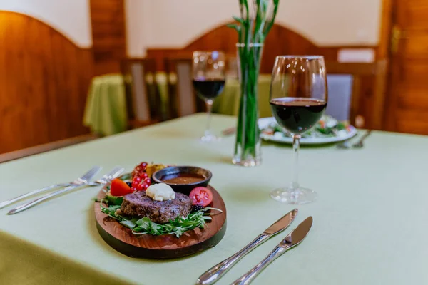 Ein Gesunder Tisch Für Zwei Personen Mit Tellern Mit Schmackhaftem — Stockfoto