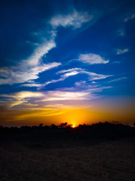 Colpo Verticale Campo Sotto Splendido Cielo Giallo Blu Del Tramonto — Foto Stock