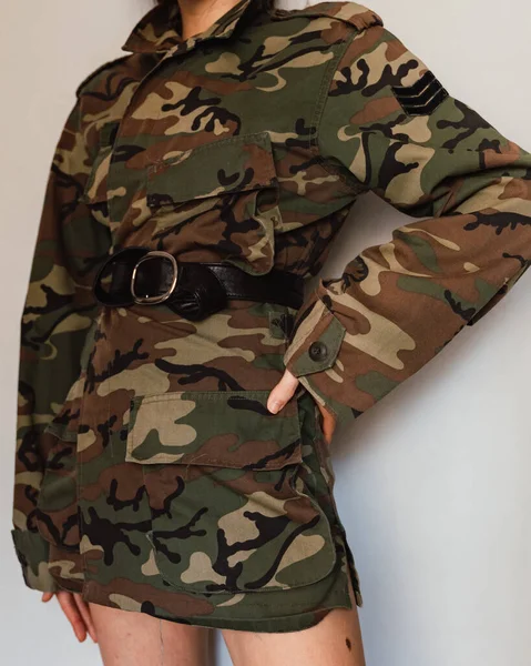 Een Vrouw Met Een Leger Camouflage Jas Met Een Leren — Stockfoto