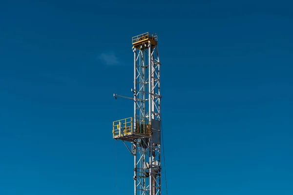 背景に青い空の掘削塔の上のクローズアップショット — ストック写真