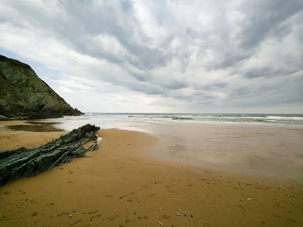 Cenário Estranho Nuvens Pesadas Acima Uma Praia Areia — Fotografia de Stock