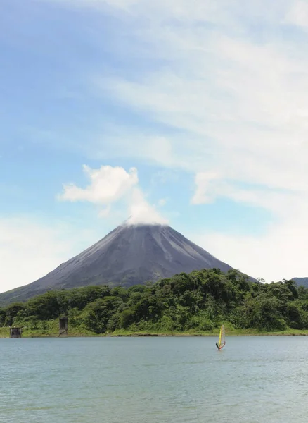 Colpo Verticale Della Cima Del Vulcano Arenal Lago Con Foreste — Foto Stock