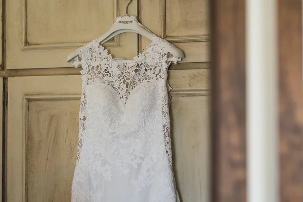 Closeup Rochie Mireasă Dantelă Albă Cuier — Fotografie, imagine de stoc