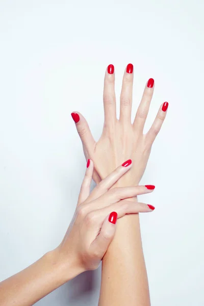 Close Vertical Mãos Femininas Com Esmalte Vermelho — Fotografia de Stock