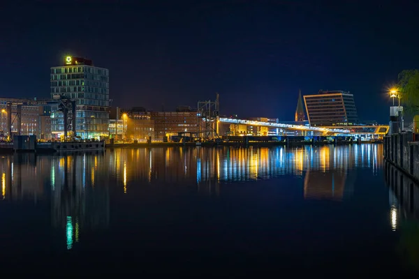 城市建筑物的特写镜头 反映在夜间的水面上 — 图库照片
