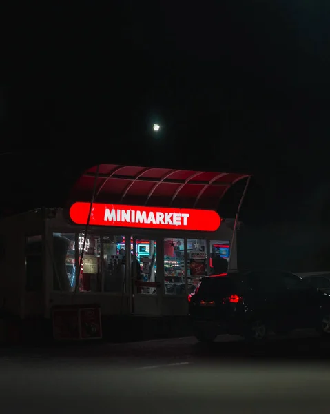 Disparo Vertical Minimarket Lado Carretera Durante Noche —  Fotos de Stock