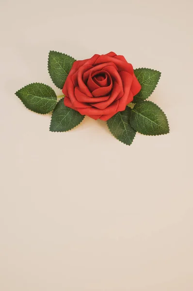 Vertikální Záběr Umělé Červené Růže Izolované Světlém Pozadí — Stock fotografie