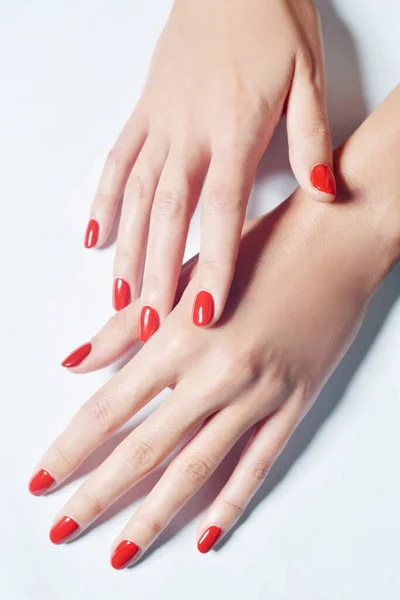 Close Vertical Mãos Femininas Com Esmalte Vermelho — Fotografia de Stock