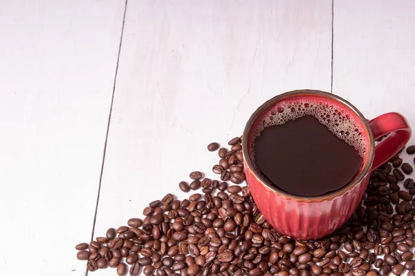 위에서 뜨거운 커피와 원두를 컵높은 각도로 — 스톡 사진