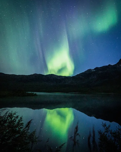 Uno Scatto Verticale Paesaggio Notturno Con Riflesso Dell Aurora Boreale — Foto Stock