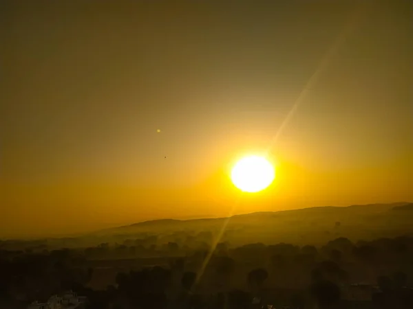 Den Vackra Gula Solen Går Upp Över Fältet — Stockfoto