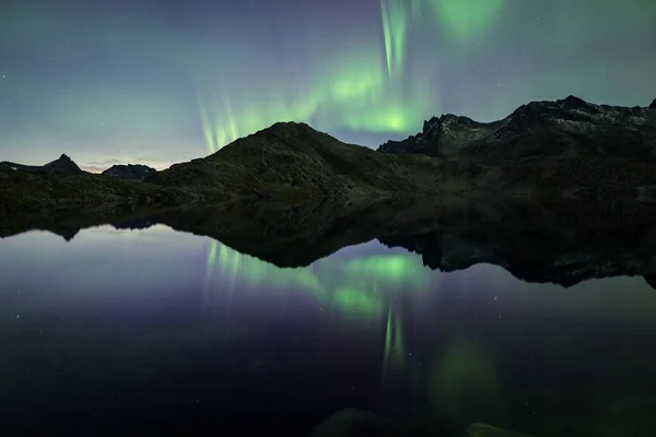 Plano Vertical Paisaje Nocturno Con Luces Boreales Reflejadas Lago — Foto de Stock