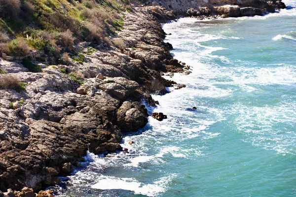 Kayalık Kıyı Şeridini Yıkayan Güzel Bir Deniz Suyu Görüntüsü — Stok fotoğraf