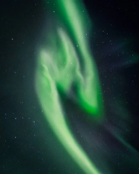 Egy Függőleges Lövés Egy Zöld Északi Aurora Fények Háttér — Stock Fotó