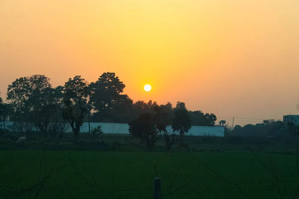 Hermoso Sol Dorado Saliendo Por Encima Ciudad —  Fotos de Stock