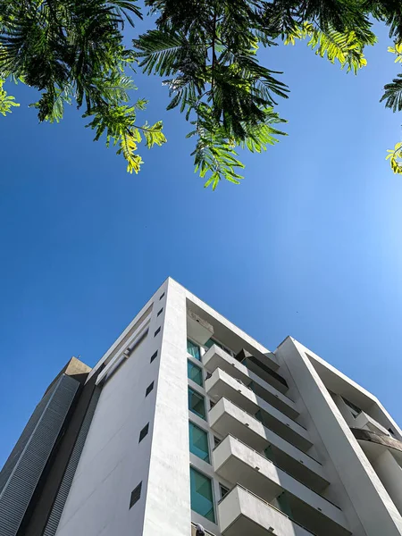 Una Toma Bajo Ángulo Edificio Blanco Moderno Cielo Azul —  Fotos de Stock