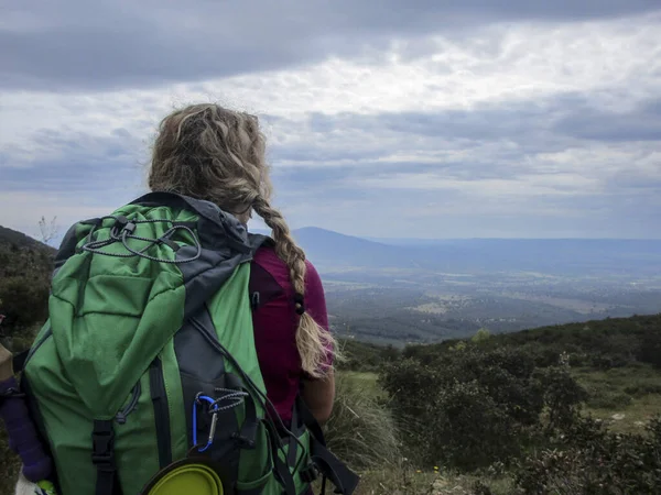Молода Іспанка Туристка Захоплюється Гірським Краєвидом — стокове фото