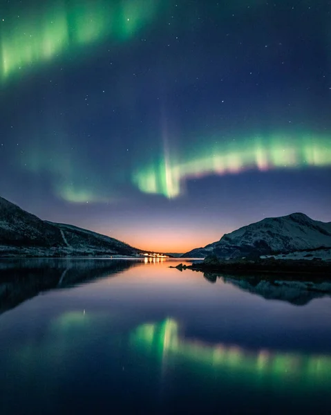 Uno Scatto Verticale Paesaggio Invernale Notturno Con Riflesso Aurora Boreale — Foto Stock