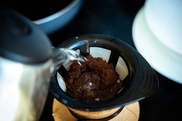 Das Wasser Wird Aus Dem Wasserkocher Die Tropfenförmige Kaffeemaschine Gegossen — Stockfoto